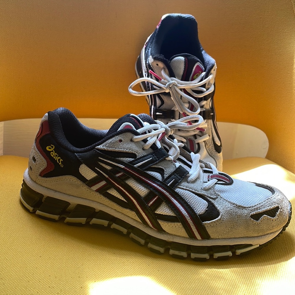 MANS ASICS GEL KAYANO 5 360 'WHITE RED' WHITE/BLACK/RED IN SIZE 8